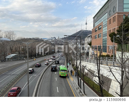 梨泰院の南山タワーが見える陸橋からの風景 梨泰院の南山タワーが見える陸橋からの風景 115980698