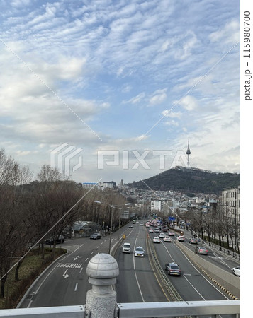 梨泰院の南山タワーが見える陸橋からの風景 梨泰院の南山タワーが見える陸橋からの風景 115980700