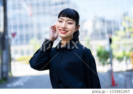 笑顔の若い女性 笑顔の若い女性 115981267