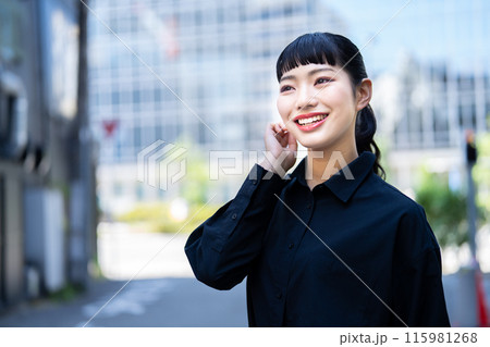 笑顔の若い女性 笑顔の若い女性 115981268