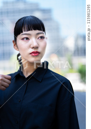 真剣な女性 真剣な女性 115981295