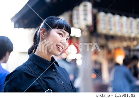 大阪観光する若い女性 115981382