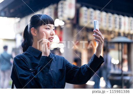 観光地で自撮りをする若い女性 115981386
