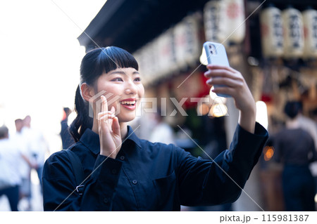 観光地で自撮りをする若い女性 観光地で自撮りをする若い女性 115981387