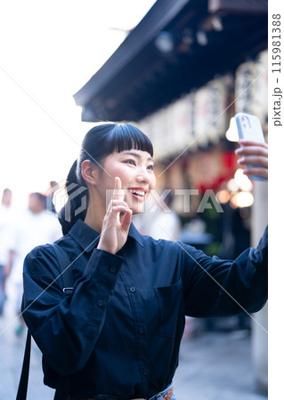 観光地で自撮りをする若い女性 115981388
