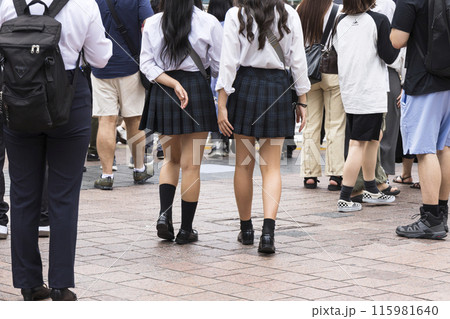 渋谷駅前を歩く女子高生の後ろ姿 115981640
