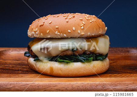 チーズハンバーガー　バターほうれん草 115981665