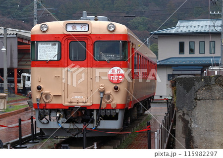 敦賀赤レンガ倉庫脇に置かれるキハ28形（福井県敦賀市） 115982297