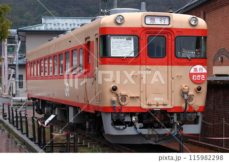 敦賀赤レンガ倉庫脇に置かれるキハ28形(福井県敦賀市) 敦賀赤レンガ倉庫脇に置かれるキハ28形(福井県敦賀市) 115982298