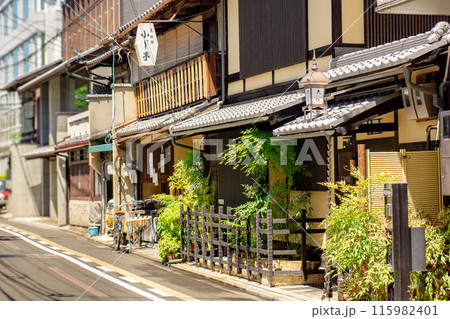 京都市中京区竹屋町通　魚屋町界隈の街並み（老舗料理屋） 115982401