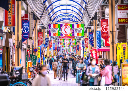 日本の横浜都市景観　買物客らで賑わう弘明寺かんのん通り商店街＝6月4日、午後 115982544