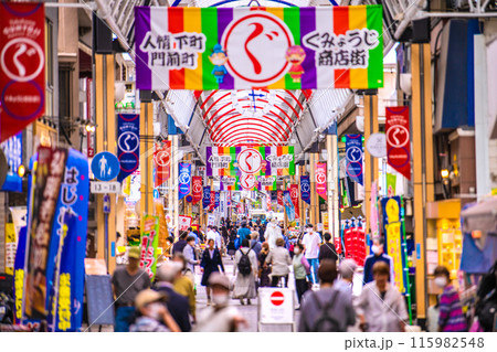 日本の横浜都市景観　買物客らで賑わう弘明寺かんのん通り商店街＝6月4日、午後 115982548