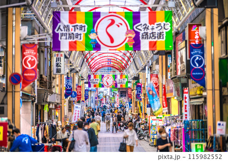 日本の横浜都市景観　買物客らで賑わう弘明寺かんのん通り商店街＝6月4日、午後 115982552