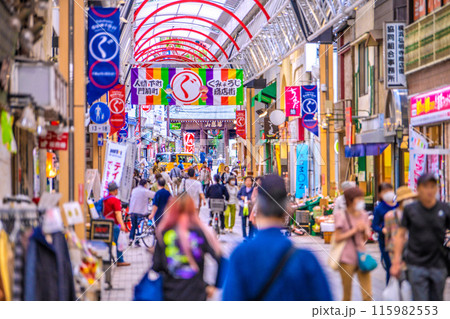 日本の横浜都市景観　買物客らで賑わう弘明寺かんのん通り商店街＝6月4日、午後 115982553