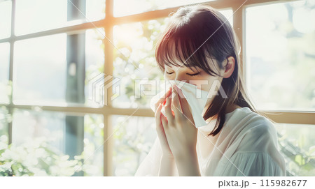 ティッシュで鼻をおさえる女性 115982677