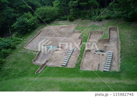 〈島根県〉荒神谷遺跡　銅鐸と銅矛と銅剣をレプリカで再現展示 115982748