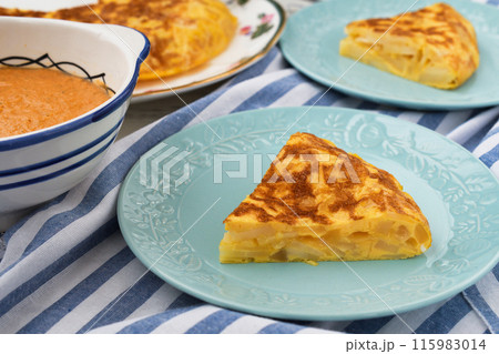 スペイン料理のトルティージャ（スペイン風オムレツ）とガスパチョ 115983014