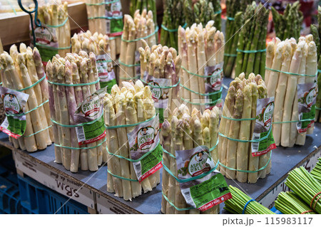 フランスのマルシェで販売されているアスパラガス 115983117