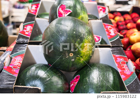 フランスのマルシェで販売されているスイカ フランスのマルシェで販売されているスイカ 115983122