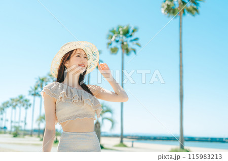 若い女性のビーチリゾートイメージ 115983213