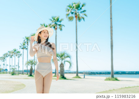 若い女性のビーチリゾートイメージ 115983216