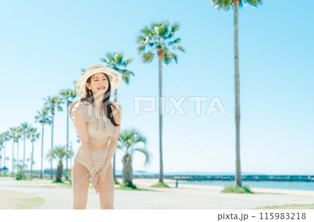 若い女性のビーチリゾートイメージ 115983218