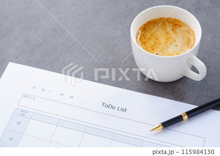 コーヒーを飲みながら、やるべきこと、日付、締切日を記入する「TO DOリスト」に記入する コーヒーを飲みながら、やるべきこと、日付、締切日を記入する「TO DOリスト」に記入する 115984130