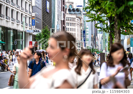 日本の東京都市景観 インバウンド復活…外国人観光客らで賑わう歩行者天国の銀座=6月22日 日本の東京都市景観 インバウンド復活…外国人観光客らで賑わう歩行者天国の銀座=6月22日 115984303