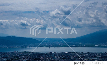 展望台から眺める諏訪湖と街並み　長野県諏訪市 115984390