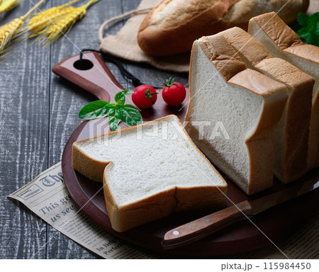 もちもちふわふわの食パン 115984450