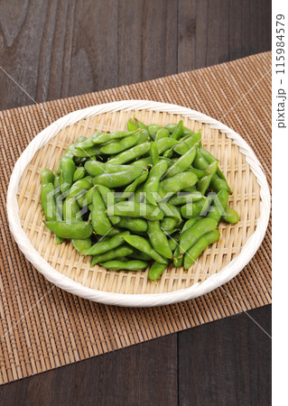 ざるに盛られた新鮮な枝豆 ざるに盛られた新鮮な枝豆 115984579