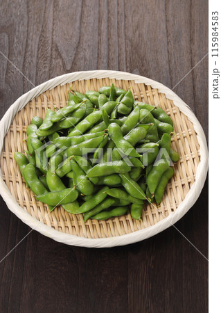 ざるに盛られた新鮮な枝豆 ざるに盛られた新鮮な枝豆 115984583