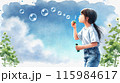 シャボン玉で遊ぶ少女と夏空 115984617