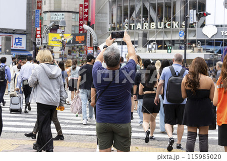 渋谷スクランブル交差点を撮影する外国人男性旅行客 渋谷スクランブル交差点を撮影する外国人男性旅行客 115985020