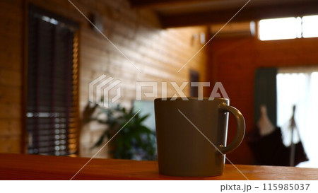 山小屋風の部屋のカウンターに置かれたコーヒーカップ 山小屋風の部屋のカウンターに置かれたコーヒーカップ 115985037
