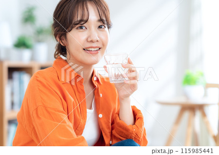 水を飲む若い女性 水を飲む若い女性 115985441