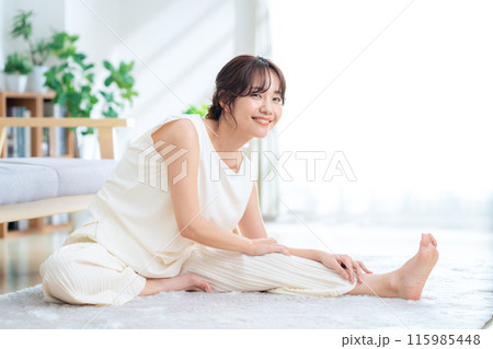 リビングでヨガをする女性 115985448
