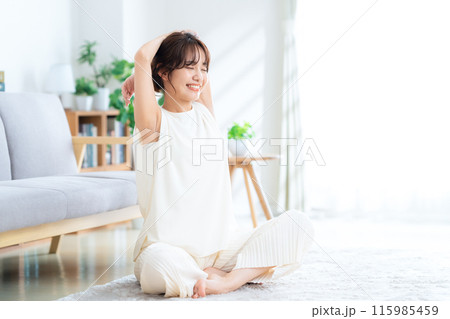 リビングでヨガをする女性 115985459