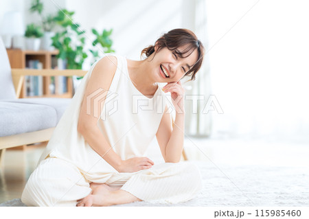 リビングでヨガをする女性 115985460