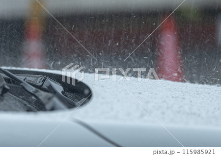 白い車のボンネットに打ち付ける激しい雨 白い車のボンネットに打ち付ける激しい雨 115985921