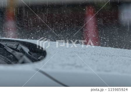 白い車のボンネットに打ち付ける激しい雨 115985924