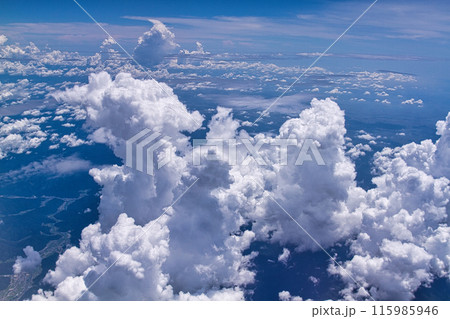 飛行機から見た沸き立つな入道雲 115985946
