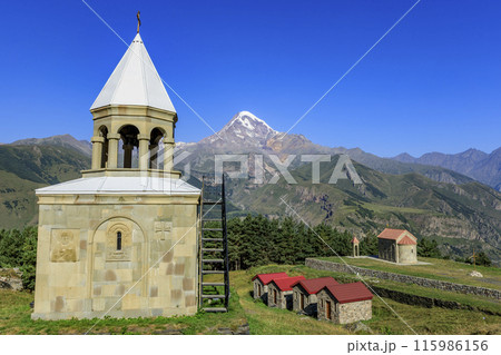 神の聖イグナチオ教会とカズベク山 神の聖イグナチオ教会とカズベク山 115986156