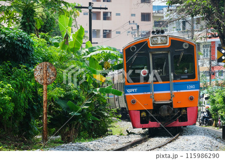 タイ国鉄メークロン線(マハーチャイ線)を走る列車 115986290