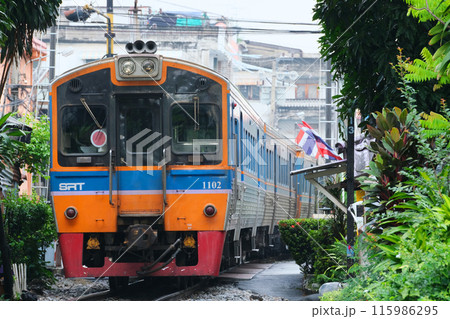 タイ国鉄メークロン線(マハーチャイ線)を走る列車 115986295