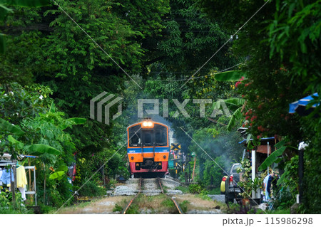 タイ国鉄メークロン線(マハーチャイ線)を走る列車 タイ国鉄メークロン線(マハーチャイ線)を走る列車 115986298