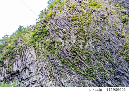 清津峡渓谷　柱状節理の見事な峡谷美　巨大な岩壁　大地の芸術 115986691