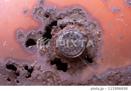 赤茶けた蓋とさび穴の背景素材 115986698