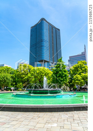 【東京都】初夏の新緑が綺麗な日比谷公園の噴水と東京ミッドタウン日比谷 115986725