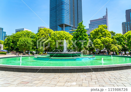 【東京都】初夏の新緑が綺麗な日比谷公園の噴水と東京ミッドタウン日比谷 115986726